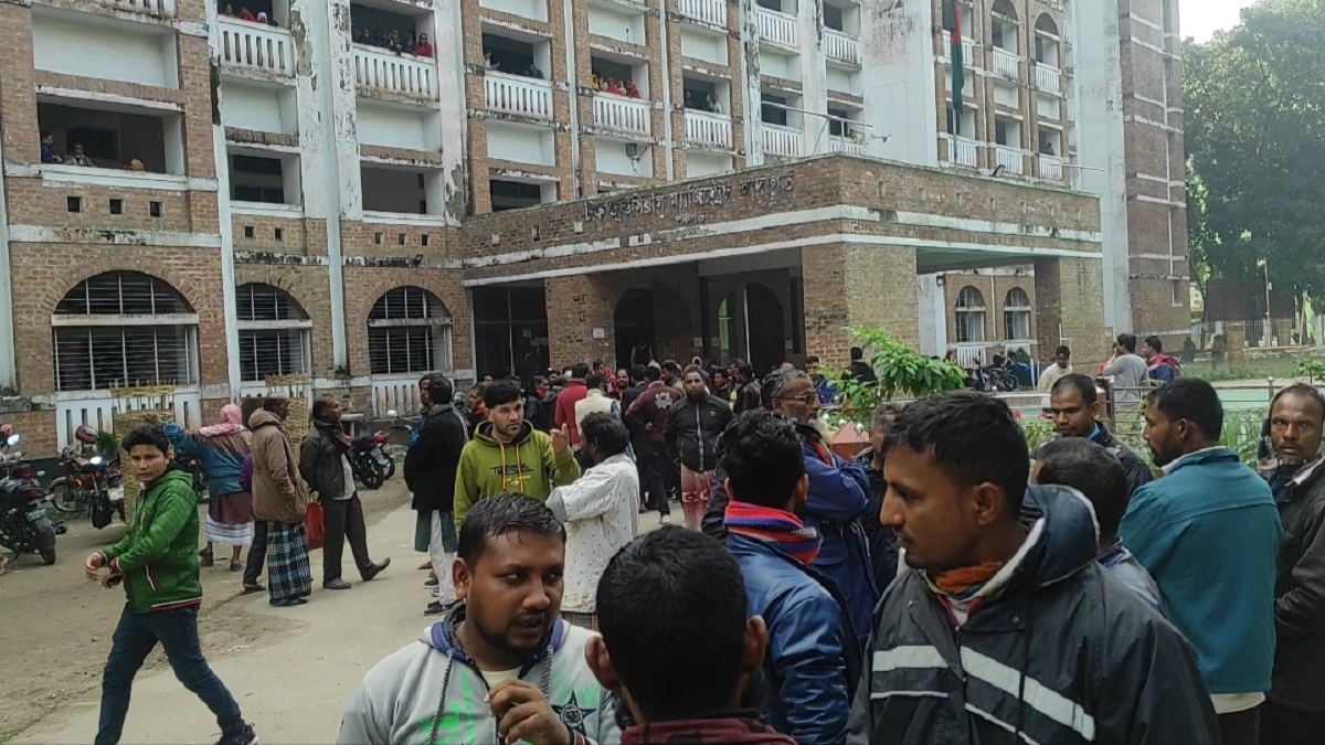 বিচারককে জুতা নিক্ষেপ: মুক্তি পেলেন পঞ্চগড়ের সেই তরুণী