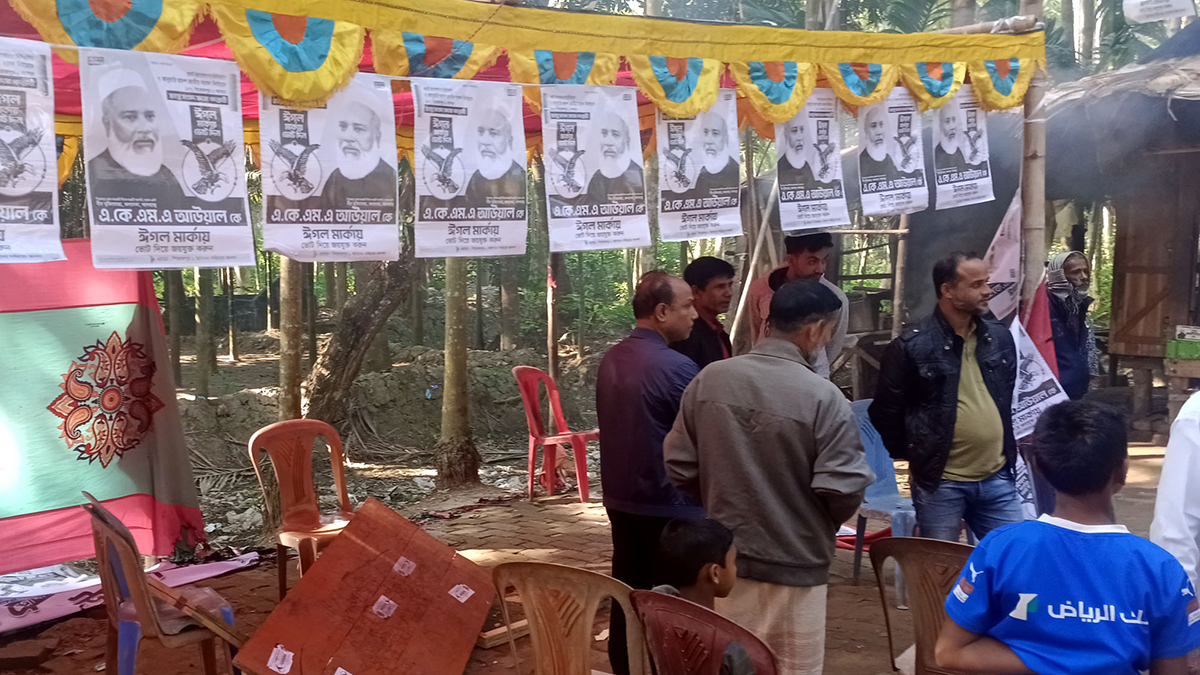 পিরোজপুরে স্বতন্ত্র প্রার্থীর নির্বাচনী ক্যাম্পে আগুন ও ভাঙচুর