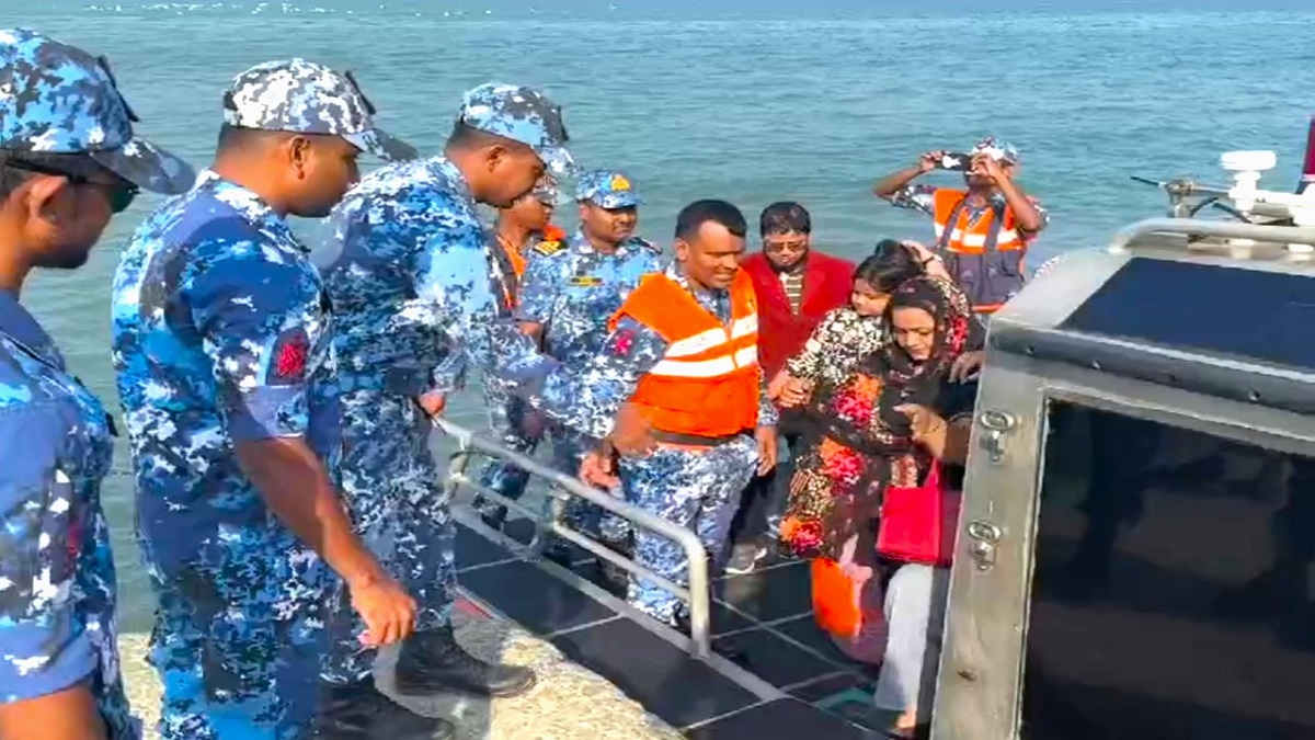 ডুবোচরে আটকা সেন্টমার্টিনগামী জাহাজ থেকে ৪৪ পর্যটক উদ্ধার