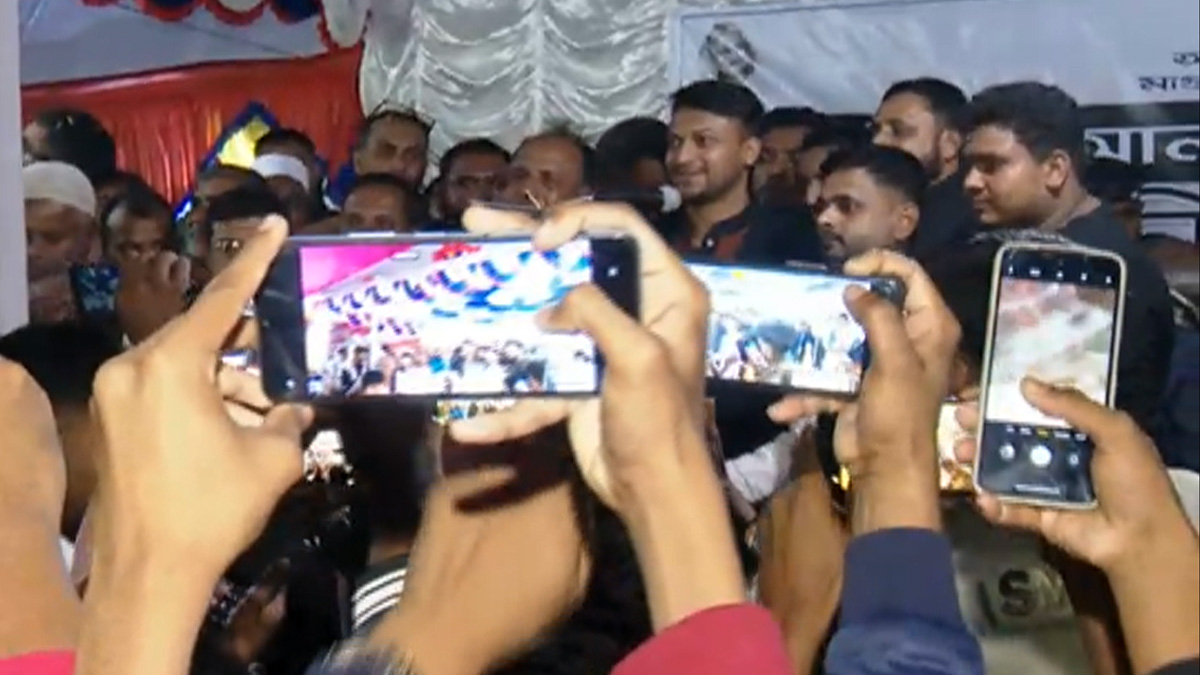 সেলফি শিকারীদের চাপে সভামঞ্চ ছাড়লেন সাকিব