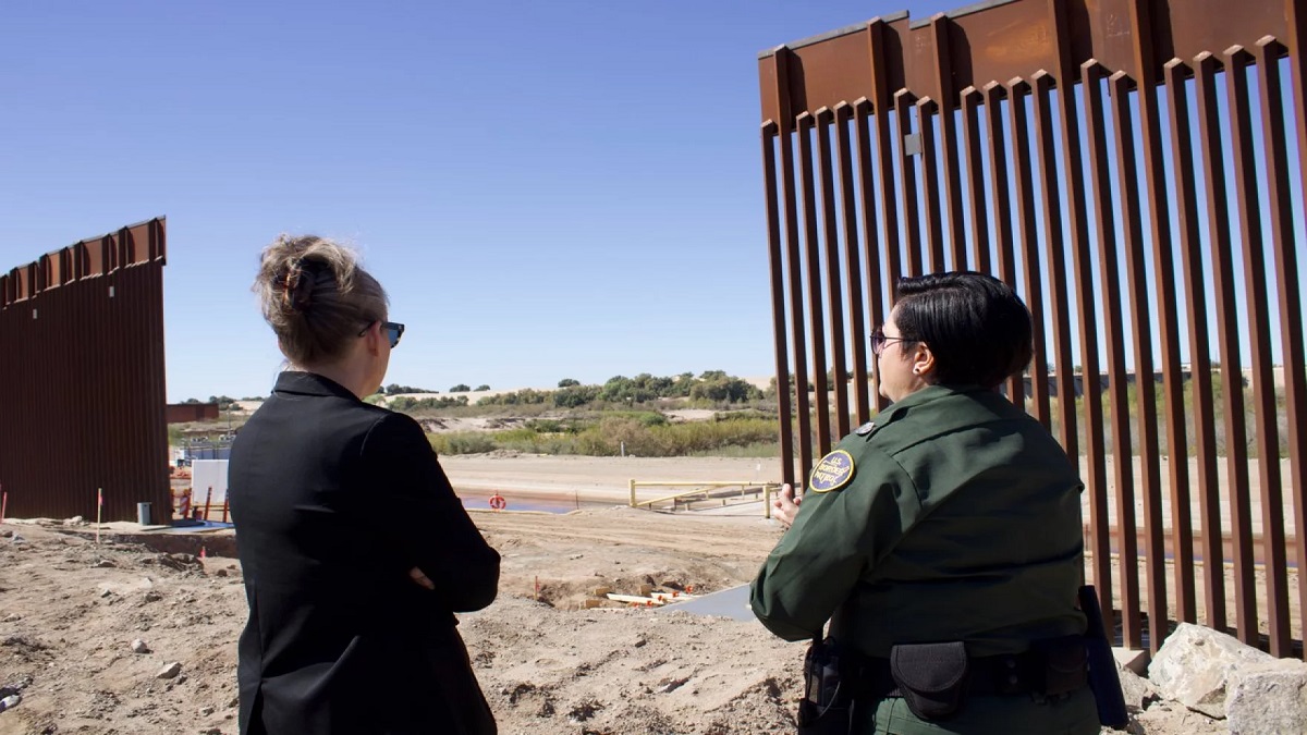 মেক্সিকানদের ঠেকাতে অ্যারিজোনা সীমান্তে কড়াকড়ি
