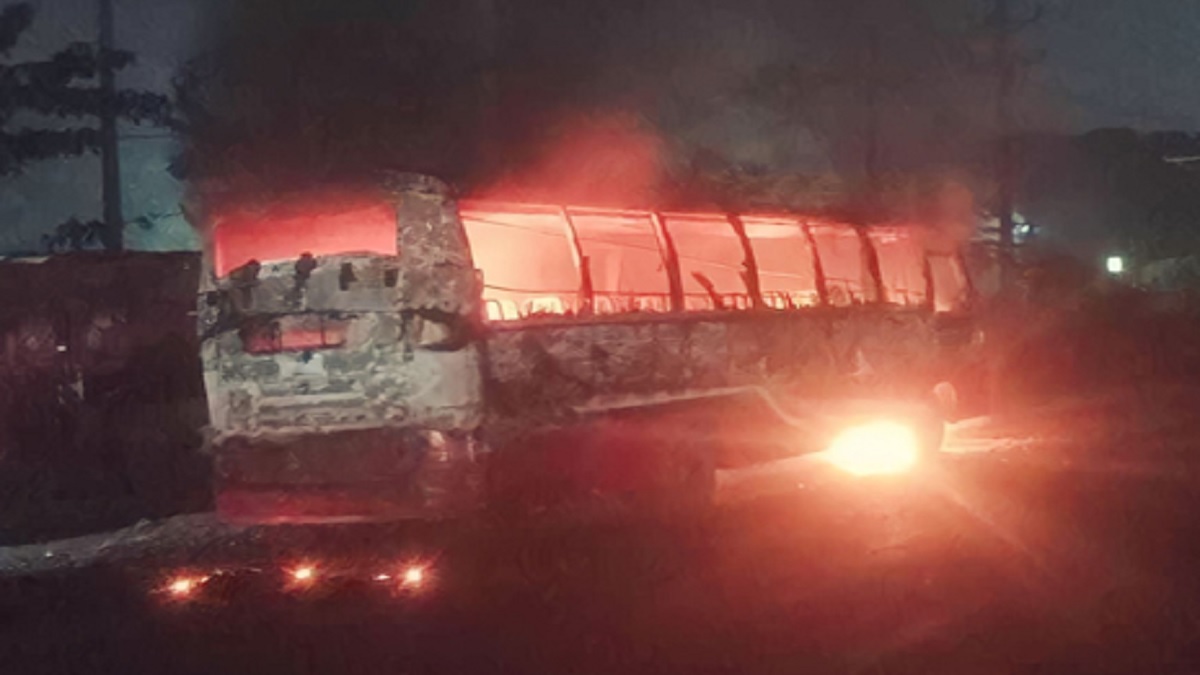 আশুলিয়ায় বাসে আগুন