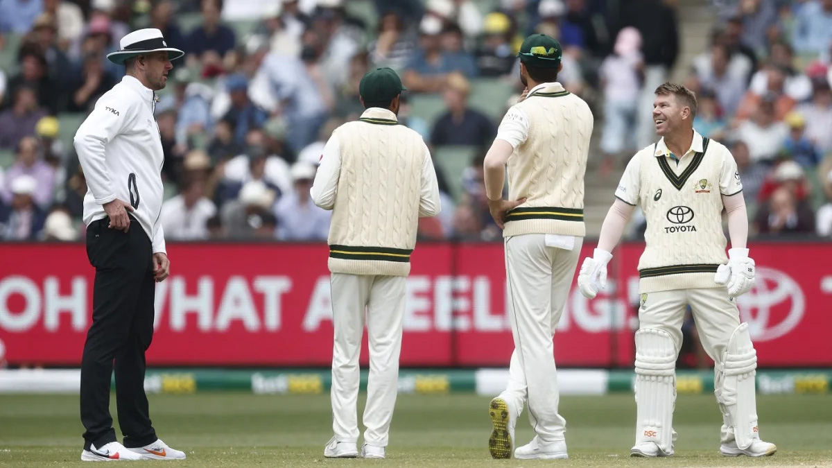 আম্পায়ার লিফটে আটকা পড়ায় খেলা বিলম্বিত