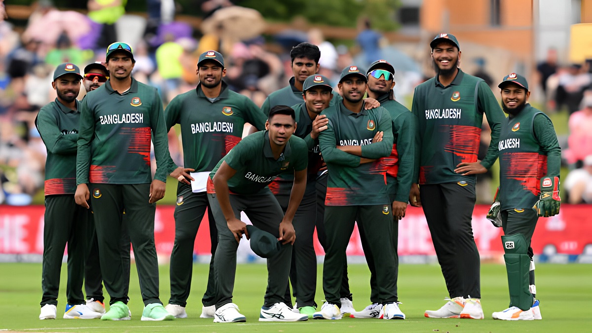 তৃতীয় দফায় বৃষ্টি শেষে মাঠে নেমেছে দু’দল, খেলা হবে ৩০ ওভারে