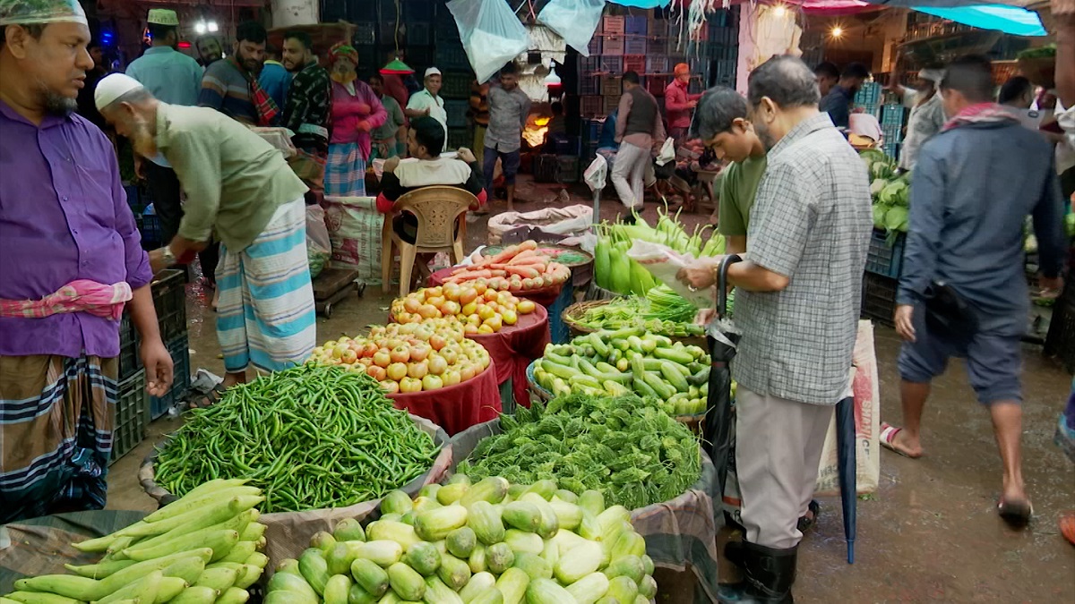 ছুটির দিনের বাজার: মুড়িকাটা পেঁয়াজ, আদা ও রসুনের দাম বৃদ্ধি