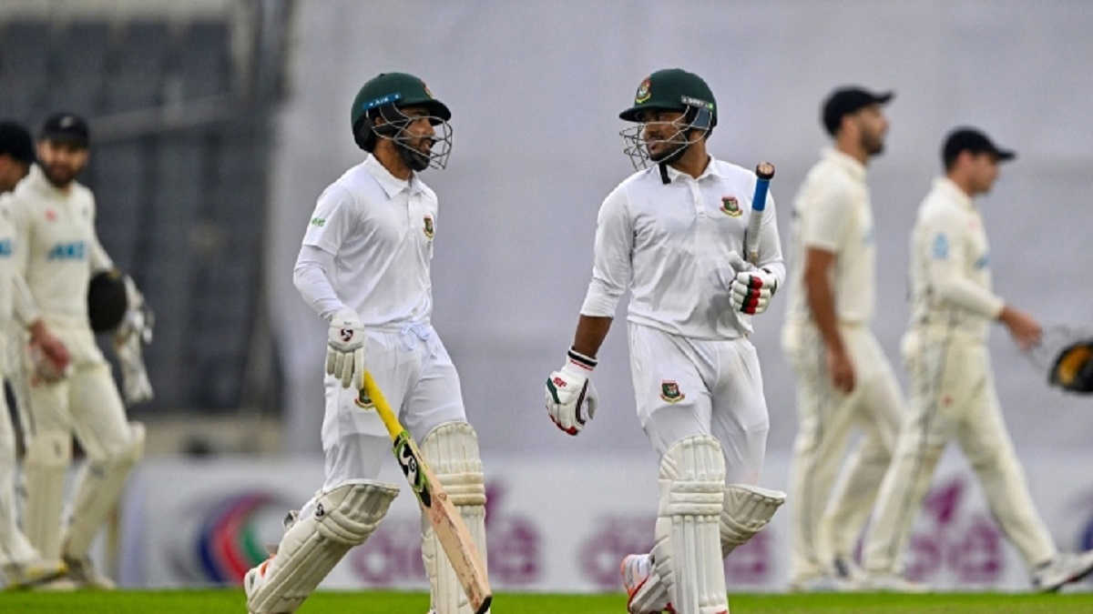 আলোকস্বল্পতায় আগেভাগেই শেষ তৃতীয় দিনের খেলা; বাংলাদেশের লিড