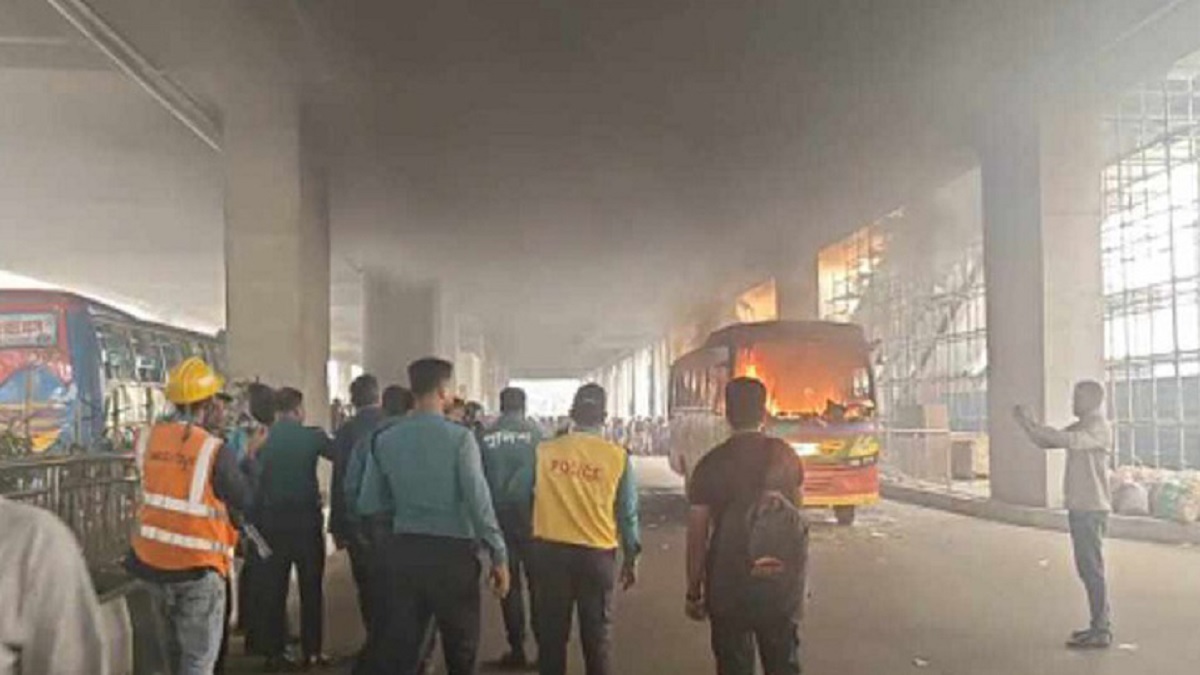 বারডেম হাসপাতালের সামনে বাসে আগুন