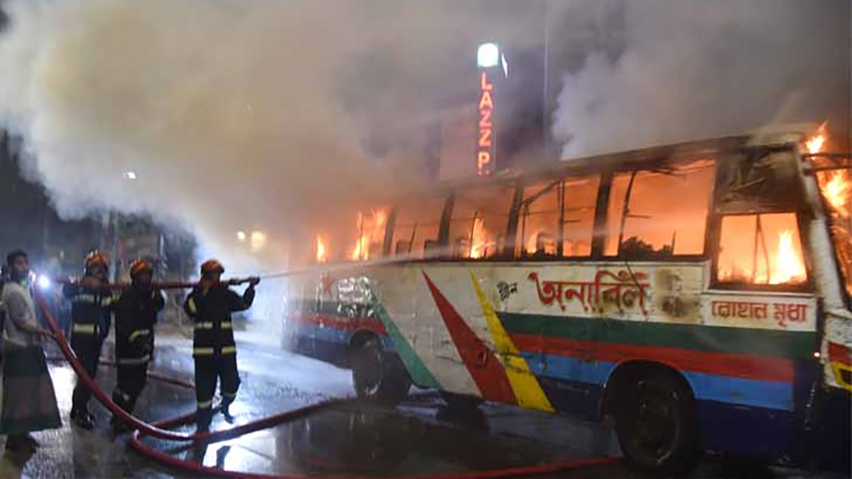 সাইনবোর্ড মোড়ে বাস পুড়িয়েছে দুর্বৃত্তরা