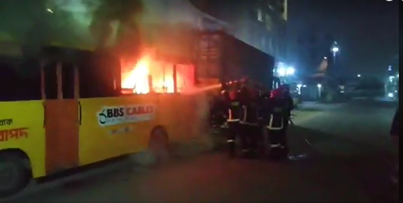তেজগাঁওয়ে বাসে আগুন