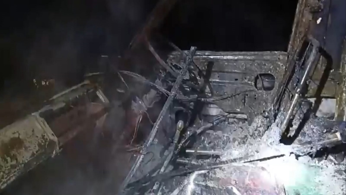 দুর্বৃত্তদের আগুনে কাভার্ডভ্যানে পুড়ে ছাই ৭ হাজার মুরগির বাচ্চা