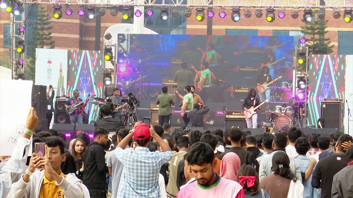 যমুনা ফিউচার পার্কে গানে গানে বিজয়ের উল্লাস