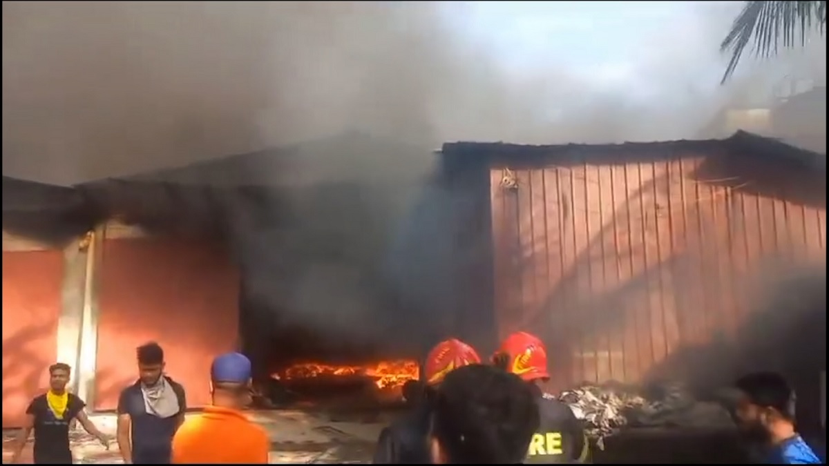 চট্টগ্রামে আগুনে পুড়লো ঝুট কারখানা