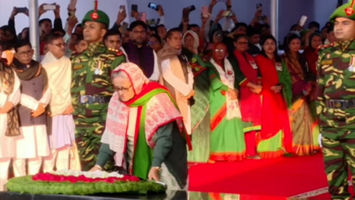 বিজয় দিবসে বঙ্গবন্ধুর প্রতিকৃতিতে প্রধানমন্ত্রীর শ্রদ্ধা