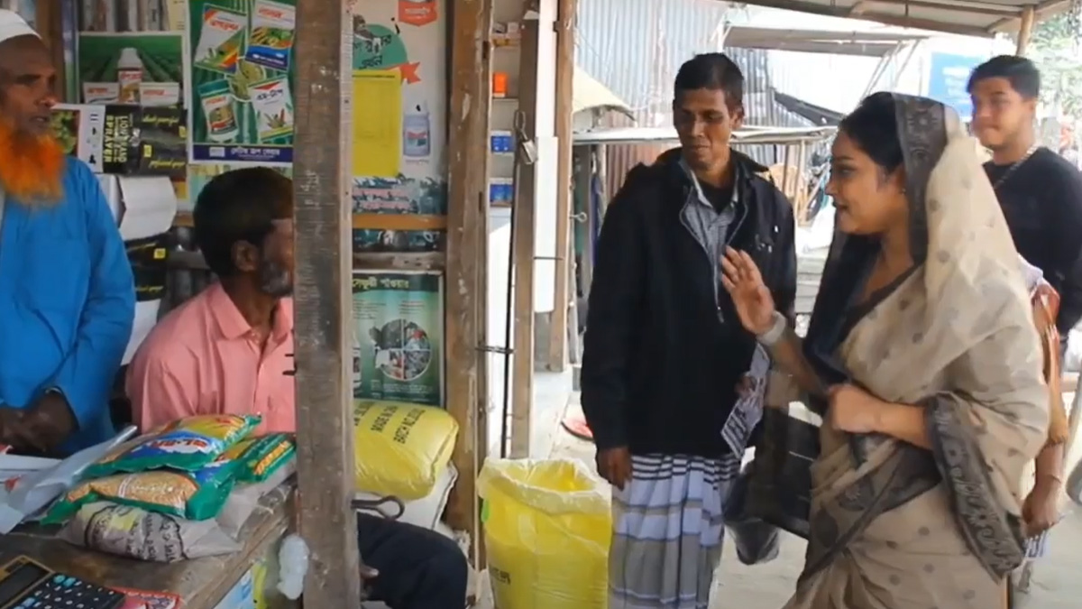 পাবনা-২ এ সঙ্গীতশিল্পী ডলি সায়ন্তনীর গণসংযোগ