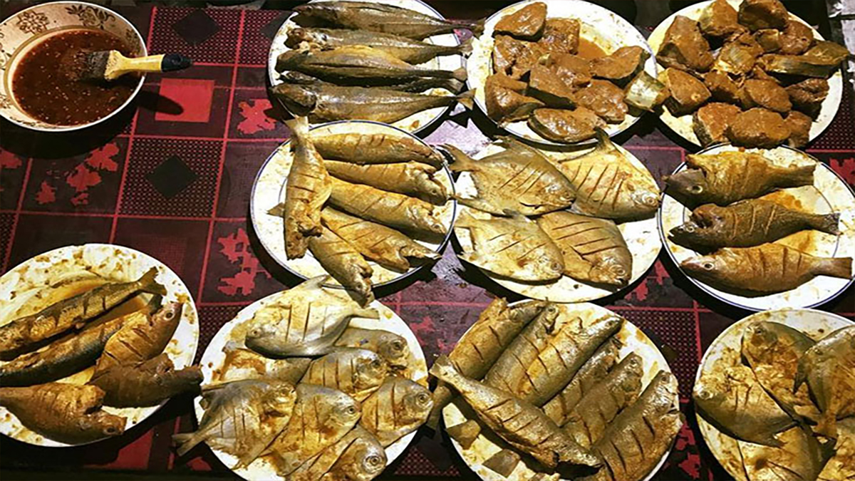 কক্সবাজারে ফিশ ফ্রাইয়ের নামে কী খাচ্ছেন পর্যটকরা?