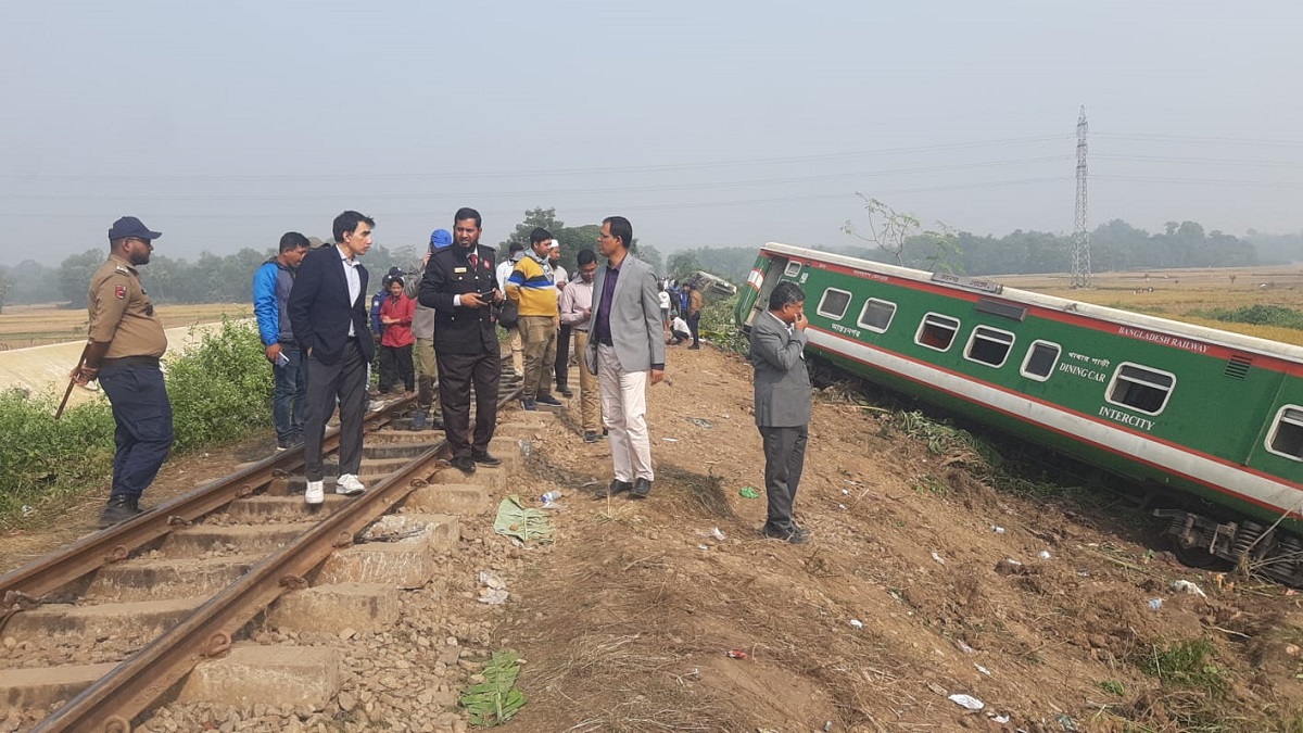 গাজীপুরে ট্রেনে নাশকতায় গঠিত তদন্ত কমিটির ঘটনাস্থল পরিদর্শন