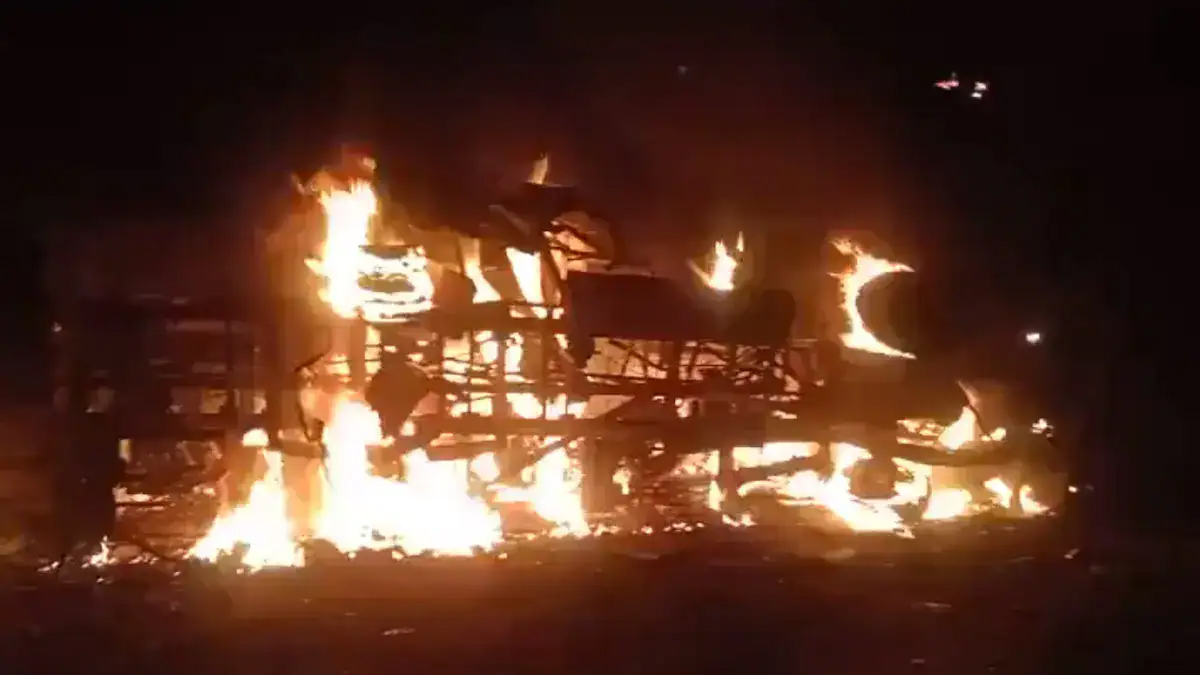 ভারতে বাস-ট্রাক সংঘর্ষে আগুন লেগে পুড়ে নিহত ১৩ যাত্রী