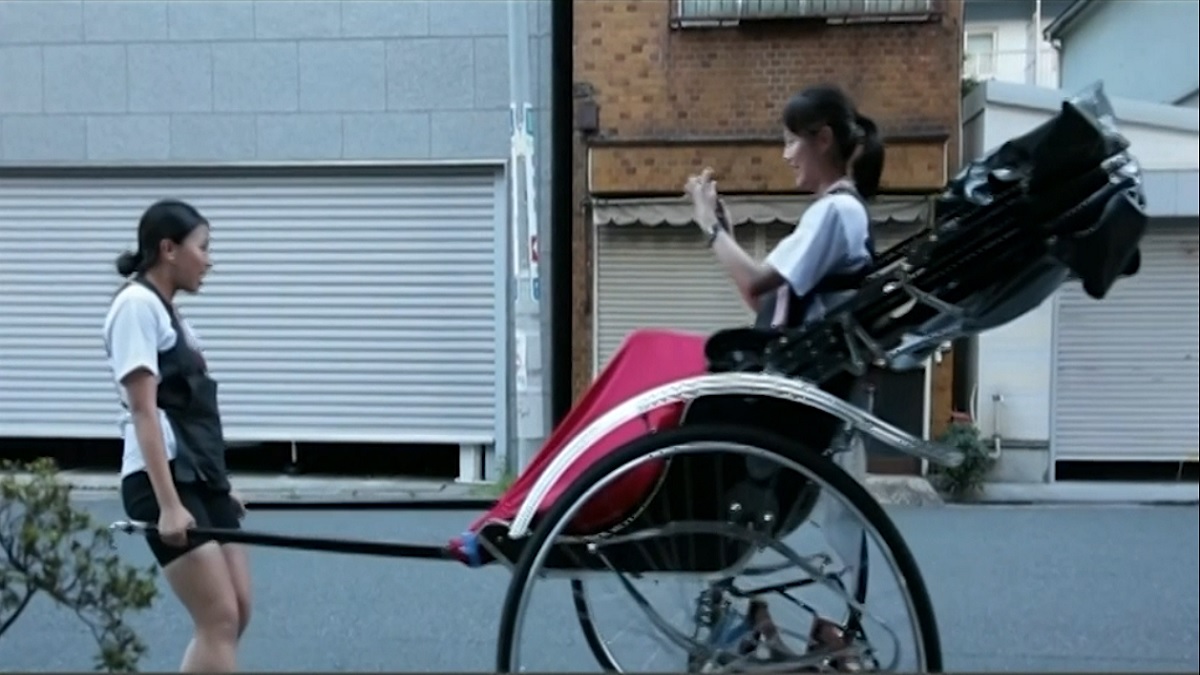 জাপানি নারীদের টানছে ‘হাতে টানা রিকশা’