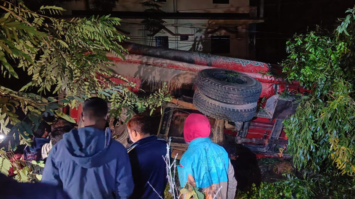 জয়পুরহাটে তেলবাহী লরির ধাক্কায় নিহত ২