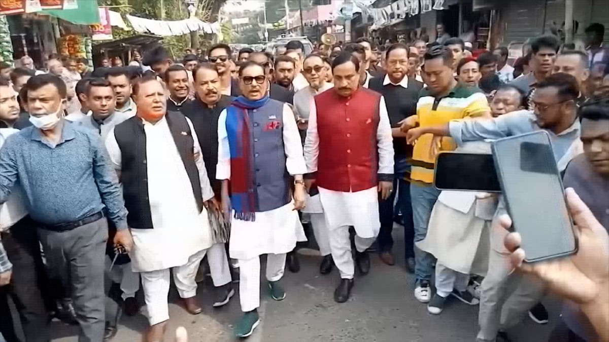 নিজ এলাকায় জনসংযোগ করছেন ওবায়দুল কাদের