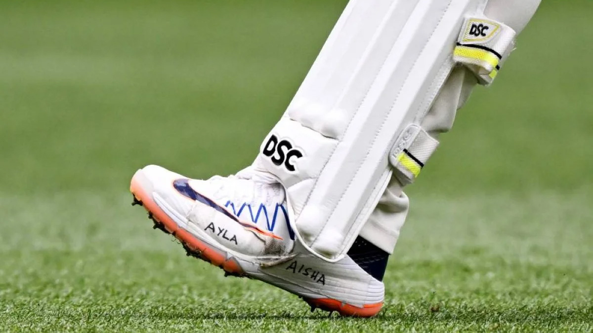 জুতায় দুই মেয়ের নাম লিখে নামলেন খাওয়াজা