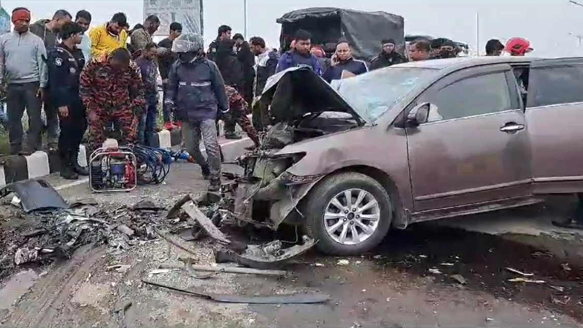 রূপগঞ্জে দুই প্রাইভেট কারের মুখোমুখি সংঘর্ষে নিহতের সংখ্যা বেড়ে ৪