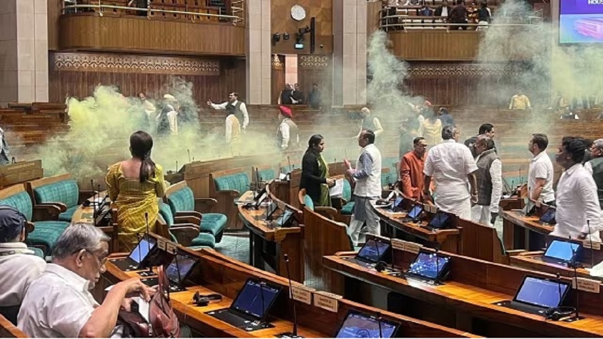 ভারতের লোকসভায় দুই দুষ্কৃতিকারীর কাণ্ড, ধোঁয়া ছড়িয়ে সৃষ্টি করলো আতঙ্ক