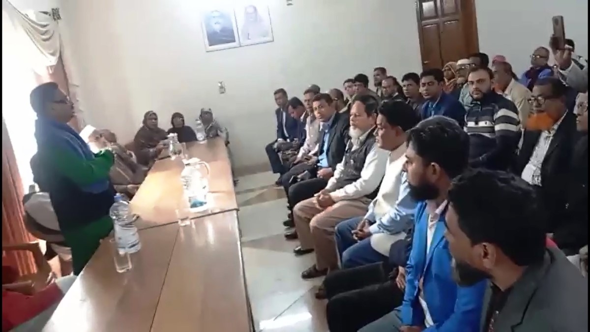 মাদারীপুরে নৌকার পক্ষে বৈঠক করায় ৩৭ শিক্ষককে নির্বাচনী দায়িত্ব থেকে অব্যাহতি