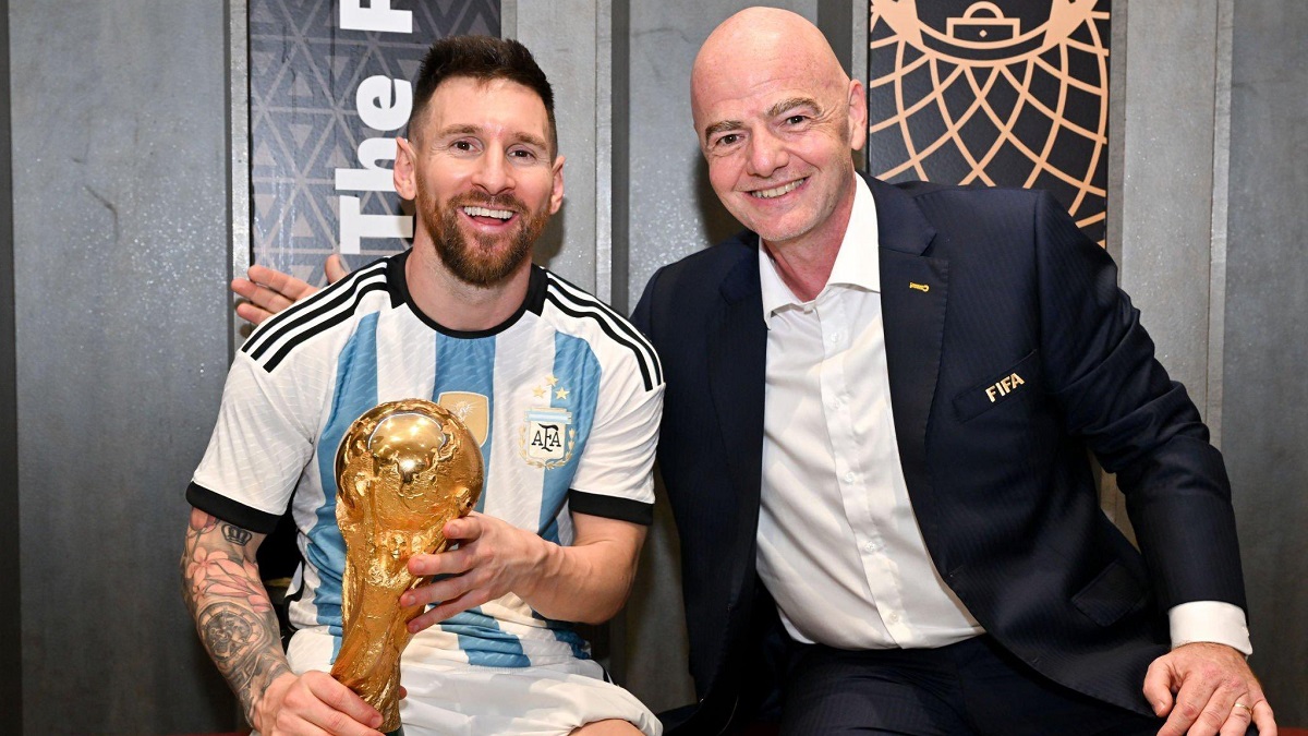 ২০৩৪ বিশ্বকাপেও মেসির খেলা দেখতে চান ফিফা সভাপতি