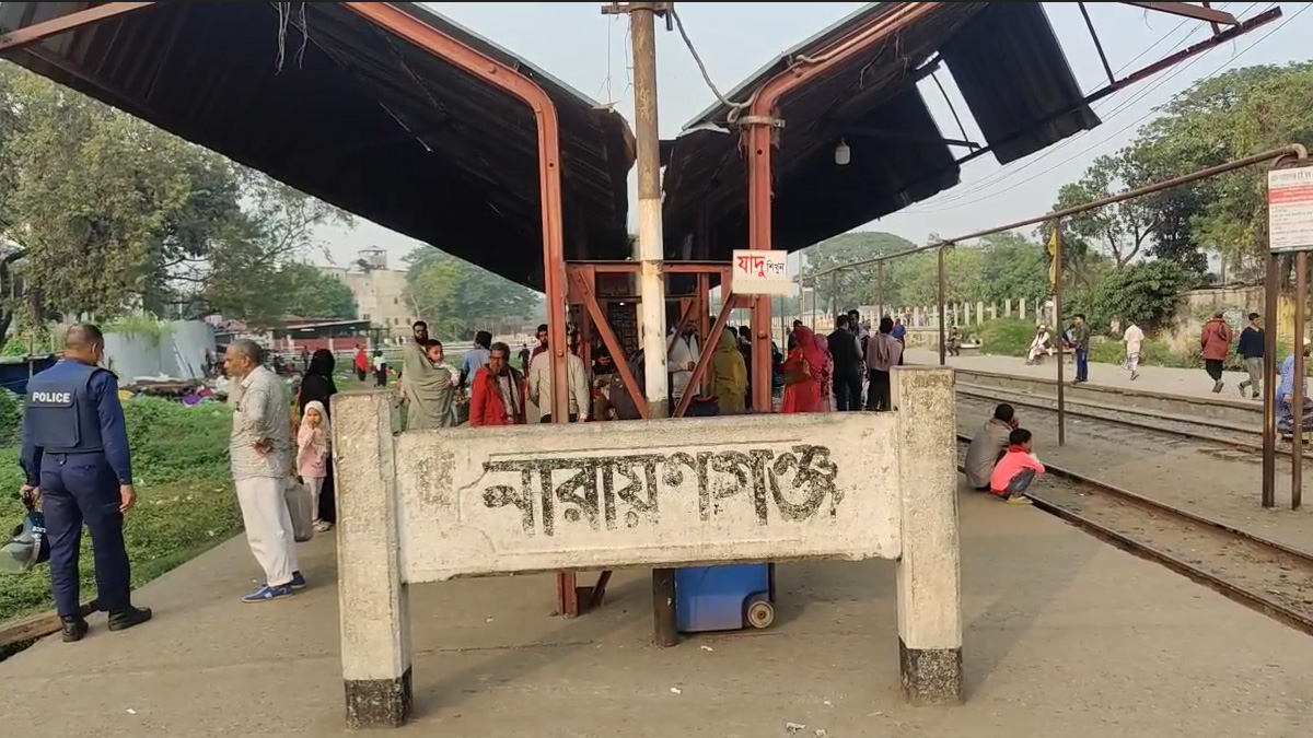 নারায়ণগঞ্জে ট্রেনের প্ল্যাটফর্মে বোমা বিস্ফোরণ, হাতেনাতে আটক ৩