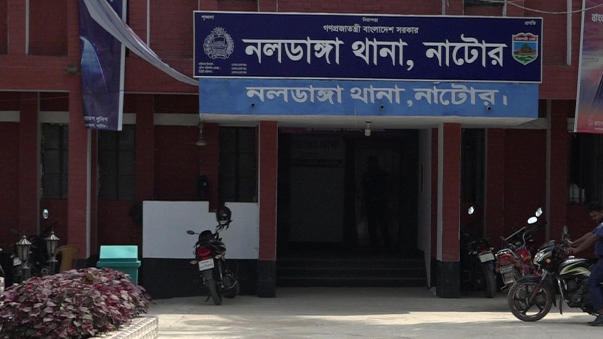 নাটোরে অস্ত্রের ভয় দেখিয়ে প্রবাসীর স্ত্রীকে ধর্ষণের অভিযোগ