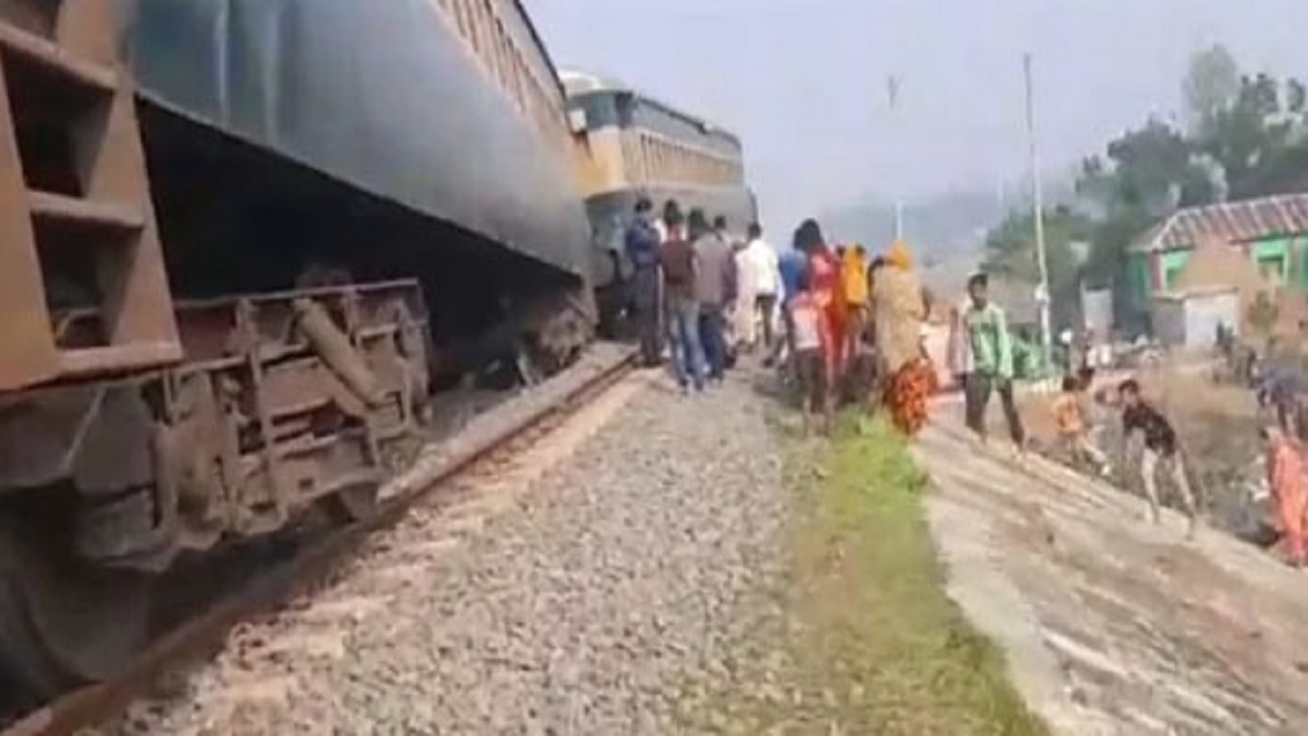 পাবনায় ট্রেনের বগি লাইনচ্যুত হয়ে বন্ধ রেল যোগাযোগ