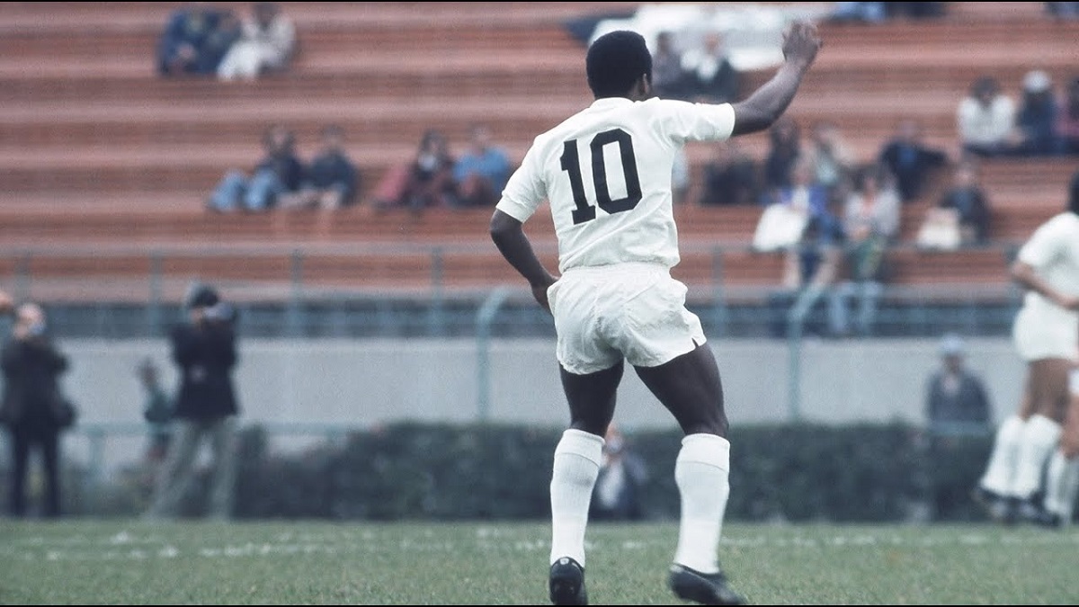 অবনমনের পর পেলের ১০ নম্বর জার্সিকে ‘অবসরে’ পাঠাল সান্তোস