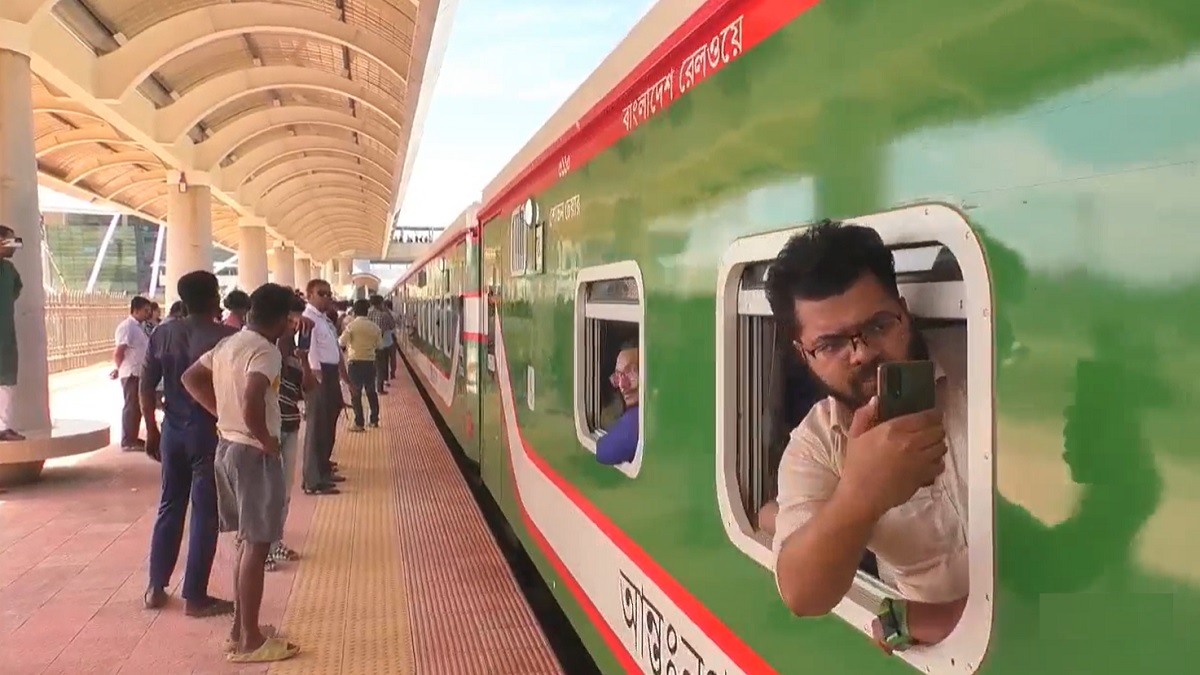 যাত্রী নিয়ে সাগর পাড় থেকে ছুটল ট্রেন