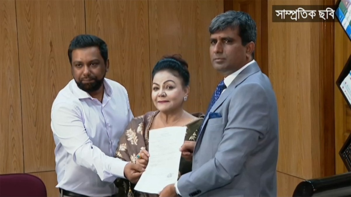 সালমা ইসলামের হাতে উঠলো ‘লাঙ্গল’