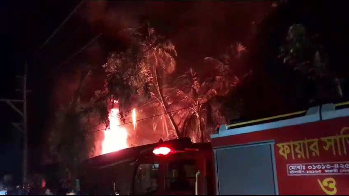 সাতক্ষীরায় ক্লিনিকে আগুন