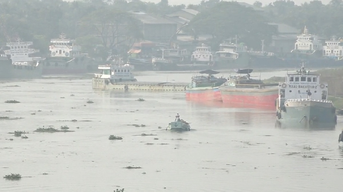 ভৈরব নদে ডুবলো কয়লা বোঝাই জাহাজ