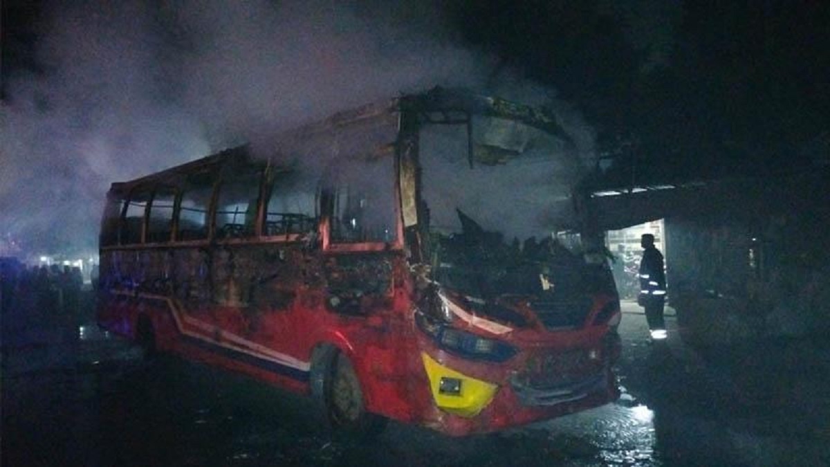 টিকাটুলিতে বাসে আগুন