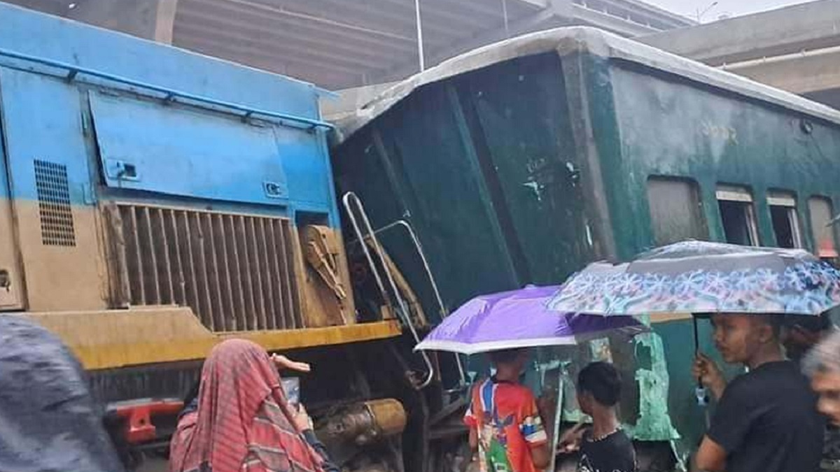 ক্রেনের ধাক্কায় ট্রেন লাইনচ্যুত, ঢাকার সঙ্গে রেল যোগাযোগ বন্ধ