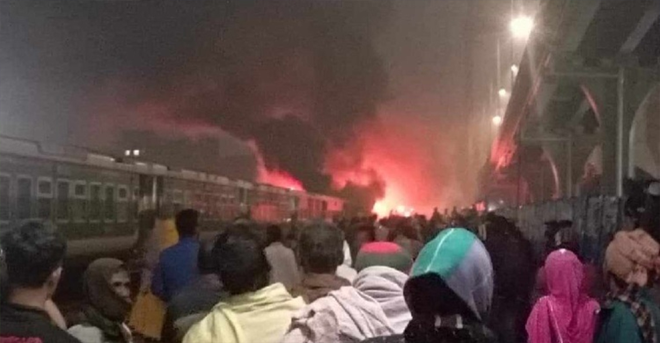 গত ৩৫ ঘণ্টায় ট্রেনসহ ৪ যানবাহনে আগুন, নিহত ৪