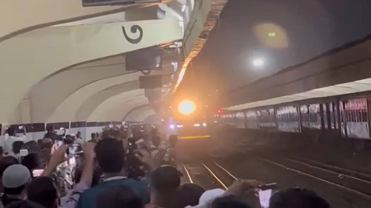 কক্সবাজার থেকে প্রথমবার ঢাকায় আসলো ট্রেন, যাত্রীদের ফুল দিয়ে বরণ