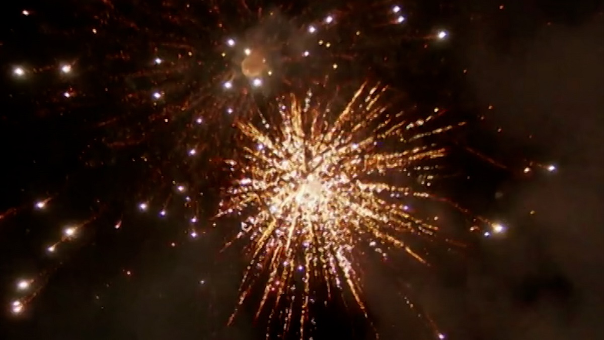 বিজয় দিবসের প্রথম প্রহরে আতশবাজির আলোয় উদ্ভাসিত টিএসসি