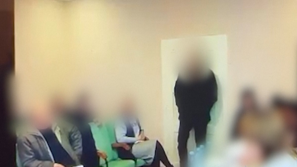 বৈঠক চলাকালে পকেট থেকে টপাটপ গ্রেনেড ছুড়লেন ইউক্রেনের কাউন্সিলর