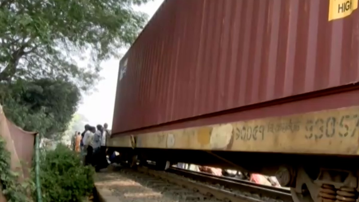 উত্তরার কোটবাড়ি রেলস্টেশন এলাকায় মালবাহী ট্রেন লাইনচ্যুত