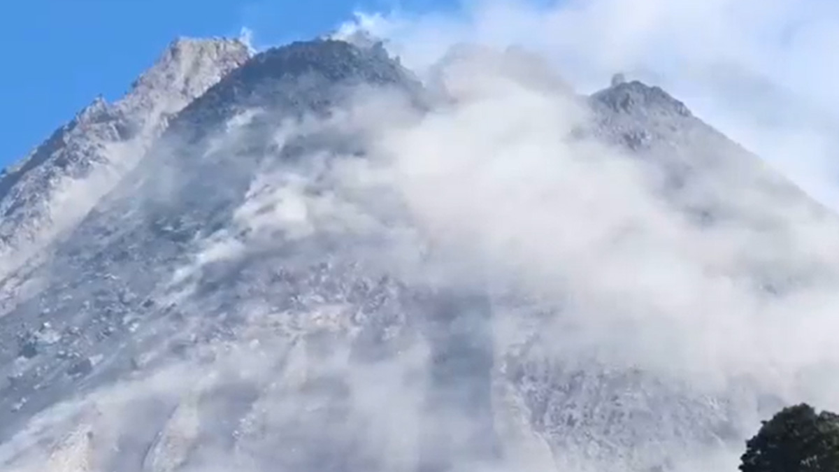 ইন্দোনেশিয়ায় ফের সক্রিয় মাউন্ট মেরাপি আগ্নেয়গিরি, বন্ধ বিমান চলাচল