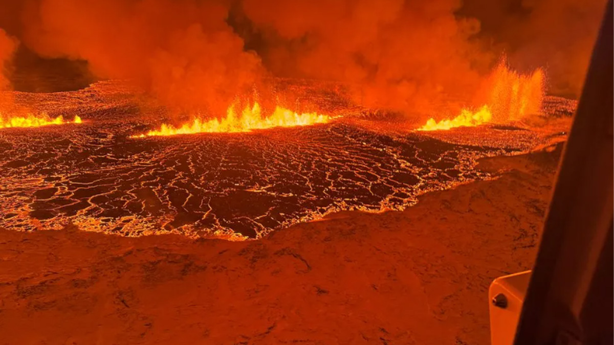 আইসল্যান্ডে আগ্নেয়গিরিতে ভয়াবহ অগ্ন্যুৎপাত