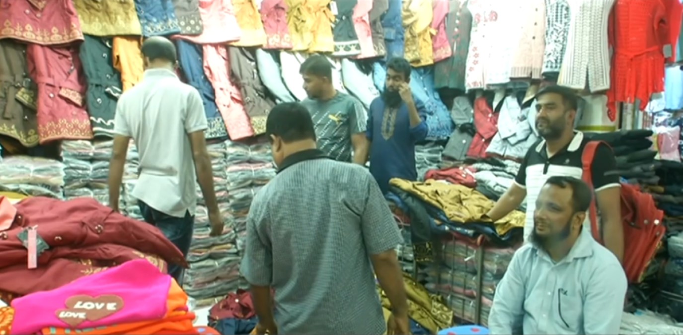 বাড়ছে শীত, জমতে শুরু করেছে শীতবস্ত্রের বিক্রি-বাট্টা