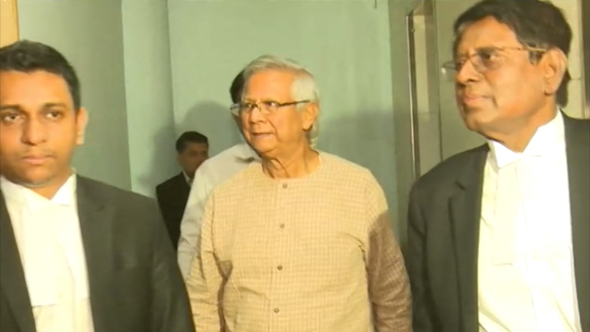 শ্রম আইন লঙ্ঘনের মামলায় আদালতে ড. ইউনূস