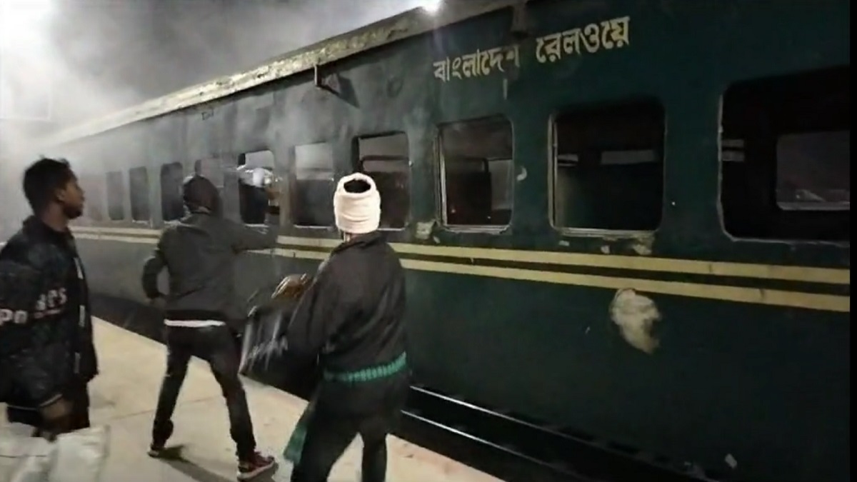 জয়পুরহাটে ট্রেনে আগুন