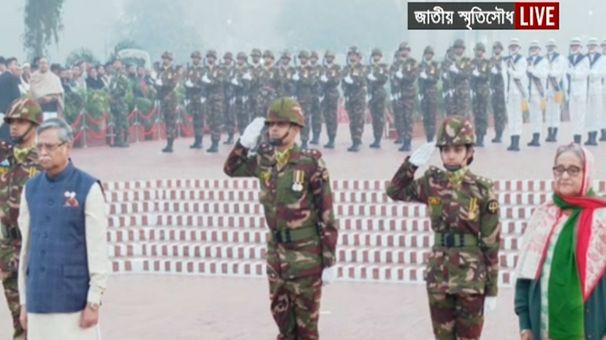 মহান বিজয় দিবসে জাতীয় স্মৃতিসৌধে রাষ্ট্রপতি ও প্রধানমন্ত্রীর শ্রদ্ধা
